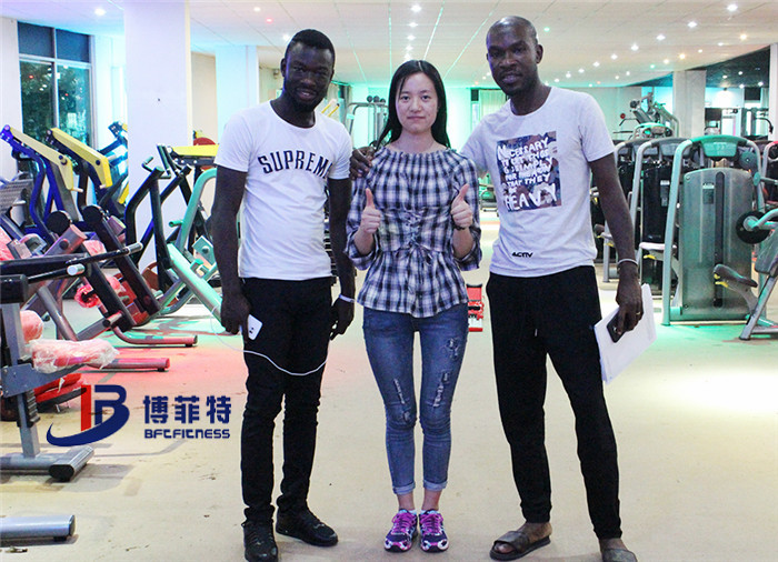 加纳客户来中国广州桃子视频官网版在线播放健身器材有限公司为他们的健身房采购桃子AV网站