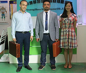 来自伊朗的客户到广州桃子视频官网版在线播放进口健身房器材