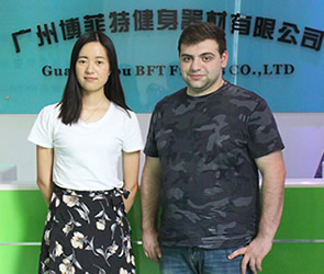 来自俄罗斯的客户到桃子视频官网版在线播放采购商用健身房器材