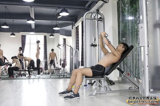 长腿、翘臀的完美身材美女哪里多集中？除了春熙路，可能也就是四川西南航空职业学院健身房了。近日，该校一组美女健身房性感照片走红网络，时尚炫酷高大上的健身房加长腿翘臀完美身材的俏空姐，让网友观后直呼：“看美女不用去春熙路被暴晒了，到西航健身房吹着空调撩师妹去。”
