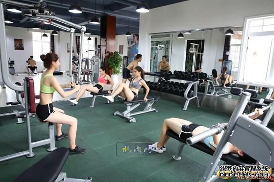 长腿、翘臀的完美身材美女哪里多集中？除了春熙路，可能也就是四川西南航空职业学院健身房了。近日，该校一组美女健身房性感照片走红网络，时尚炫酷高大上的健身房加长腿翘臀完美身材的俏空姐，让网友观后直呼：“看美女不用去春熙路被暴晒了，到西航健身房吹着空调撩师妹去。”