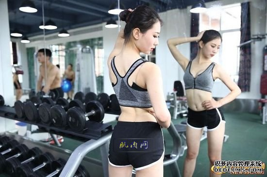 长腿、翘臀的完美身材美女哪里多集中？除了春熙路，可能也就是四川西南航空职业学院健身房了。近日，该校一组美女健身房性感照片走红网络，时尚炫酷高大上的健身房加长腿翘臀完美身材的俏空姐，让网友观后直呼：“看美女不用去春熙路被暴晒了，到西航健身房吹着空调撩师妹去。”