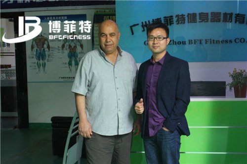 阿尔及利亚客户来桃子视频官网版在线播放公司采购健身房器材