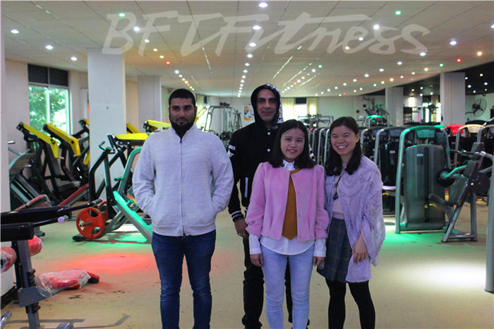 坦桑尼亚客户来中国广州桃子视频官网版在线播放健身器材有限公司进口健身器材