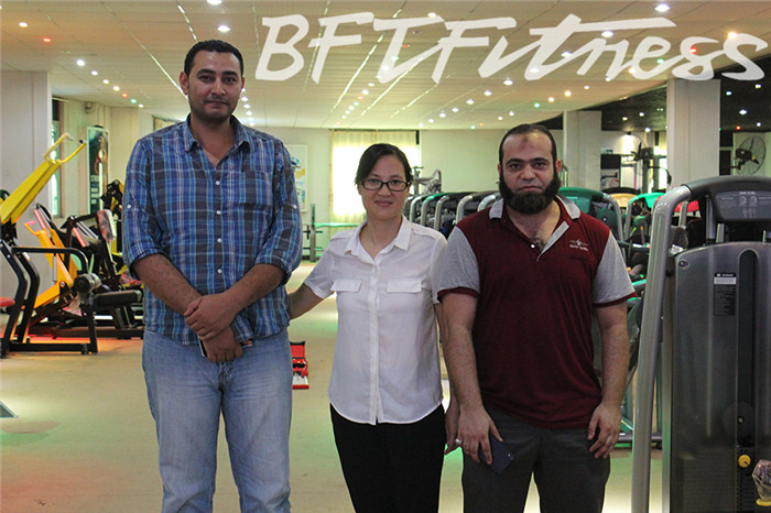 埃及客户来桃子视频官网版在线播放购买健身房器材，产品囊括有氧系列的跑步机，动感单车，健身车