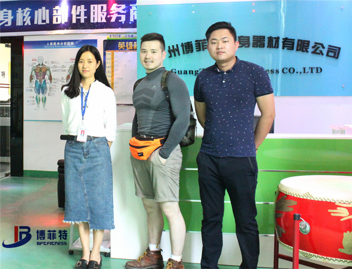 香港客户来桃子视频官网版在线播放购买健身房器材，产品囊括有氧系列的跑步机，动感单车，健身车