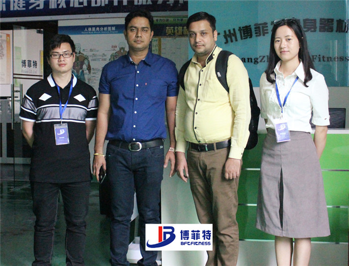 印度客户来桃子视频官网版在线播放购买健身房器材，产品囊括有氧系列的跑步机，动感单车，健身车