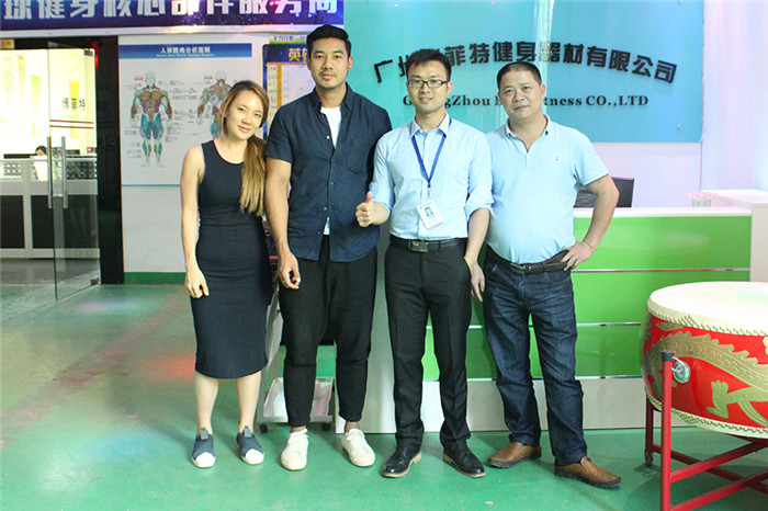 泰国客户来中国广州桃子视频官网版在线播放健身器材有限公司为他们的健身房采购桃子AV网站