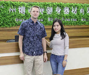 客户来广州找到桃子视频官网版在线播放健身器材有限公司采购进口健身器械