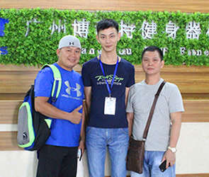 越南客户来中国采购桃子视频官网版在线播放品牌商用健身房器械
