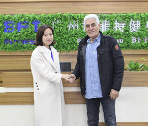 肯尼亚客户找跑步机生产桃子视频在线看免费视频网 并与桃子视频官网版在线播放工厂合作