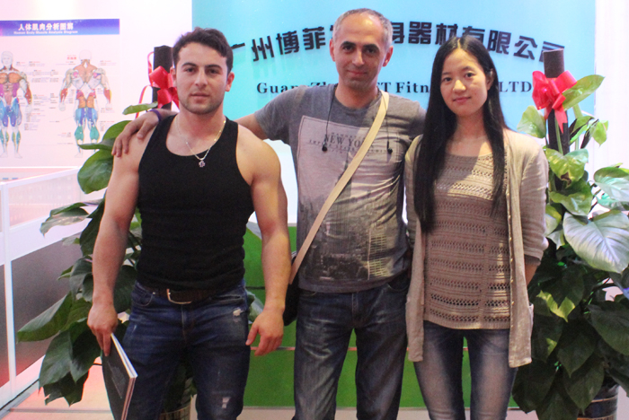 广州桃子视频官网版在线播放健身器材有限公司成交客户合影留念